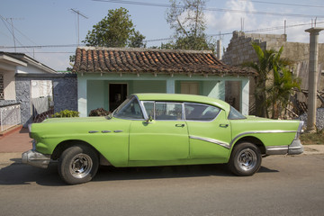 Obraz na płótnie Canvas Wunderschöner grüner Oldtimer auf Kuba (Karibik)