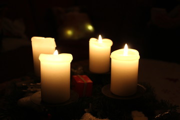 Adventskranz bei Nacht