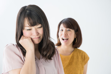 友人関係に悩む女性