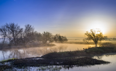 Wschód słońca nad rzeką
