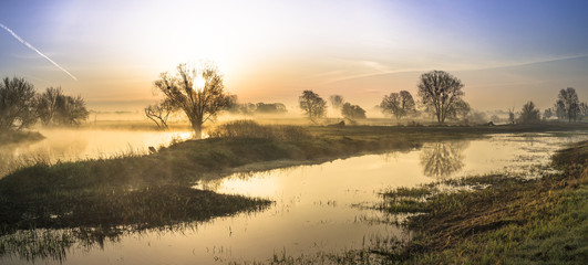 Wschód słońca nad rzeką © Piotr Szpakowski