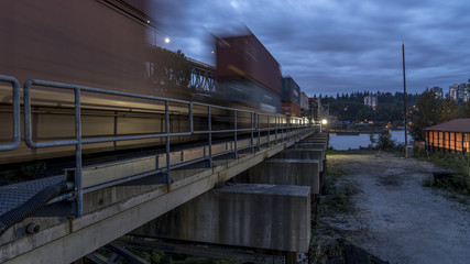 Obraz premium Patullo Bridge, Surrey, British Columbia, Canada. Long exposure of the bridge over the water. Sky Train Bridge.