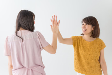 ハイタッチする女性