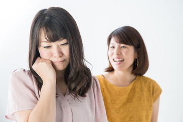 友人関係に悩む女性