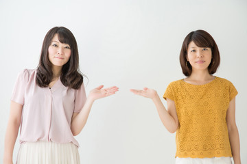 おすすめする女性