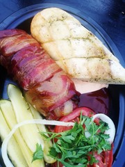 Beef meal with vegetables and baguette