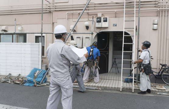 工事現場イメージ・施工図面を確認する現場監督
