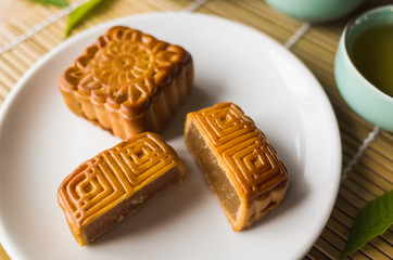 mooncake with tea