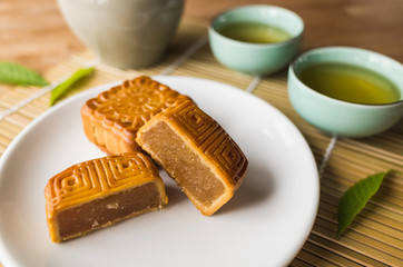 mooncake with tea