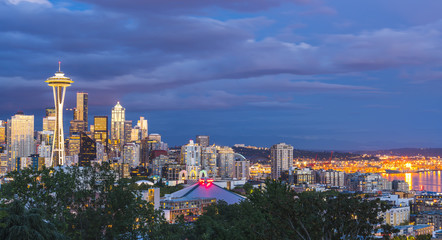Fototapeta premium kolorowy krajobraz Seattle z zachmurzeniem o zachodzie słońca, Seattle, Waszyngton, USA.