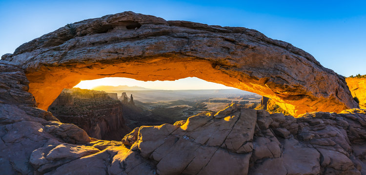 Fototapeta Mesa arch,Canyonland National park  when sunrise,Moab,Utah,usa..
