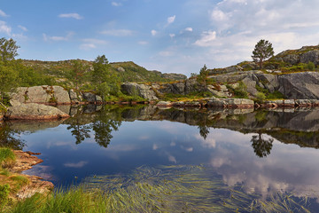 Fototapeta na wymiar atemberaubende Landschaft am Bergsee in Norwegen