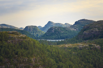 Fototapeta na wymiar Blick auf Gebirgskette in Norwegen