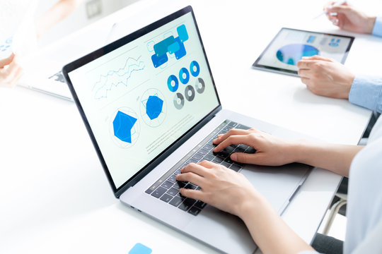 ビジネスシーン - Powered by Adobe