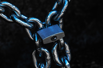 Metallkette mit Vorhängeschloss