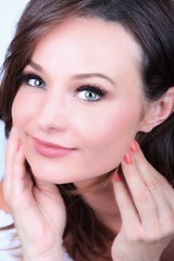 Gros plan sur visage d'une jeune femme brune aux yeux verts