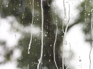 ガラスについた雨の雫の流れ
