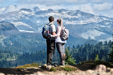 Young active couple hiking in mountains in Pacific Northwest. Garibaldi Park near Vancouver. British Columbia. Canada. - obrazy, fototapety, plakaty