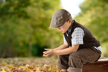 Junge im Herbst in einer Allee