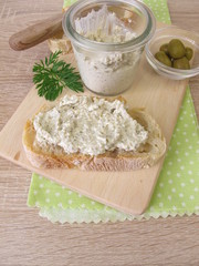 Aufstrich aus grünen Oliven und Frischkäse auf Weißbrot
