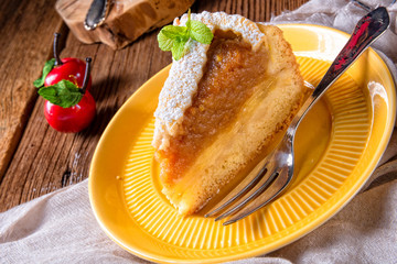 Apples covered with a crunchy crust - this is the American Apple Pie.