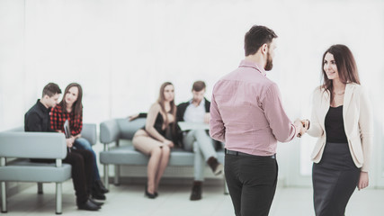 Obraz premium welcome handshake Manager and the client in the lobby of the office