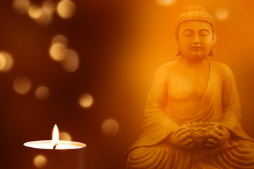 buddha statue mit brennendem teelicht