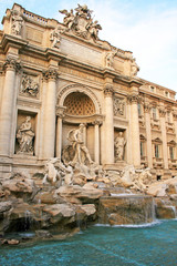 Fototapeta na wymiar Der berühmte Trevi Brunnen in Rom