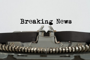 Eine Schreibmaschine und ein Artikel mit dem Titel Breaking News
