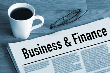 Eine Tasse Kaffee, Brille und Zeitung mit dem Titel Business Finance