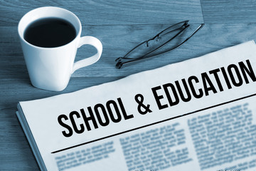Eine Tasse Kaffee und eine Zeitung mit dem Titel School Education