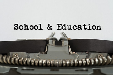 Eine Schreibmaschine und Text School Education
