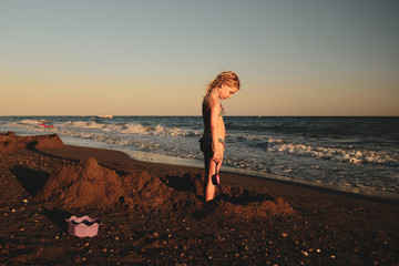 blondes Mädchen spielt am Meer
