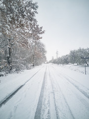 strada e neve in iverno