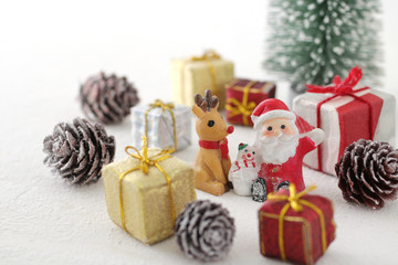 サンタとトナカイがクリスマスプレゼントを持ってきた