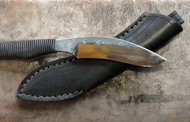 Couteaux fabriqués par un artisan, manche en lanières de cuir et étui, département de l'Eure, Normandie, France