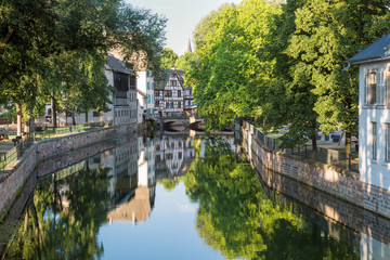 Straßburg Elsaß malerischer Kanal mit Fachwerkhäusern und Spiegelung im Wasser