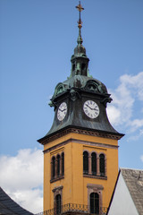 Fototapeta na wymiar Kirche gelb vor blauen Himmel