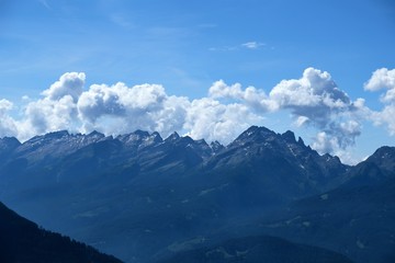 Naklejka na ściany i meble paesaggio montagna cielo azzurro natura nubi bianco cime rocce parco all'apero alpi europa