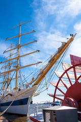 Maritime historische Segelschiffe fahren auf der Elbe zum Hamburger Hafen  