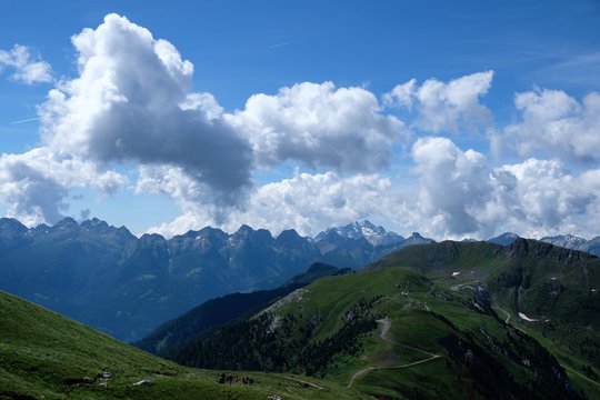 paesaggio montagna natura cielo azzurro nibu cime rocce parco vallata veduta verde prato pascolo