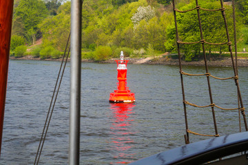 Boje in der Elbe nach Hamburg als Seezeichen als Schiffsorientierung