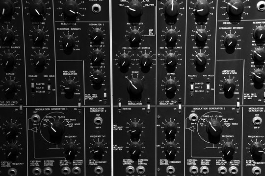 シンセサイザー