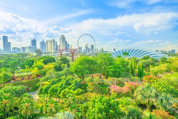 Vue aérienne du paysage urbain de Singapour et des jardins de la baie. Célèbre attraction touristique dans la région de la baie de la marina, à Singapour.