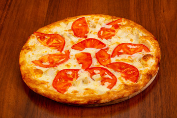 Pizza with chicken and tomato