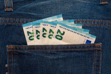 Banknoty 20 euro w tylnej kieszeni spodni