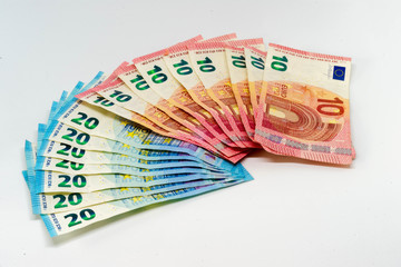 Banknoty 20 euro w tylnej kieszeni spodni