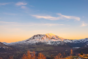 scenic view of mt st Helens with snow covered  in winter when sunset ,Mount St. Helens National Volcanic Monument,Washington,usa. - obrazy, fototapety, plakaty