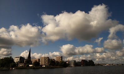 Blick über die Warnow auf den Rostocker Stadthafen (Holz-und Silohalbinsel)