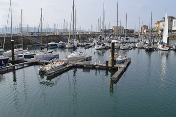 Fototapeta na wymiar Barcos veleros yates en el puerto de Gijón España 